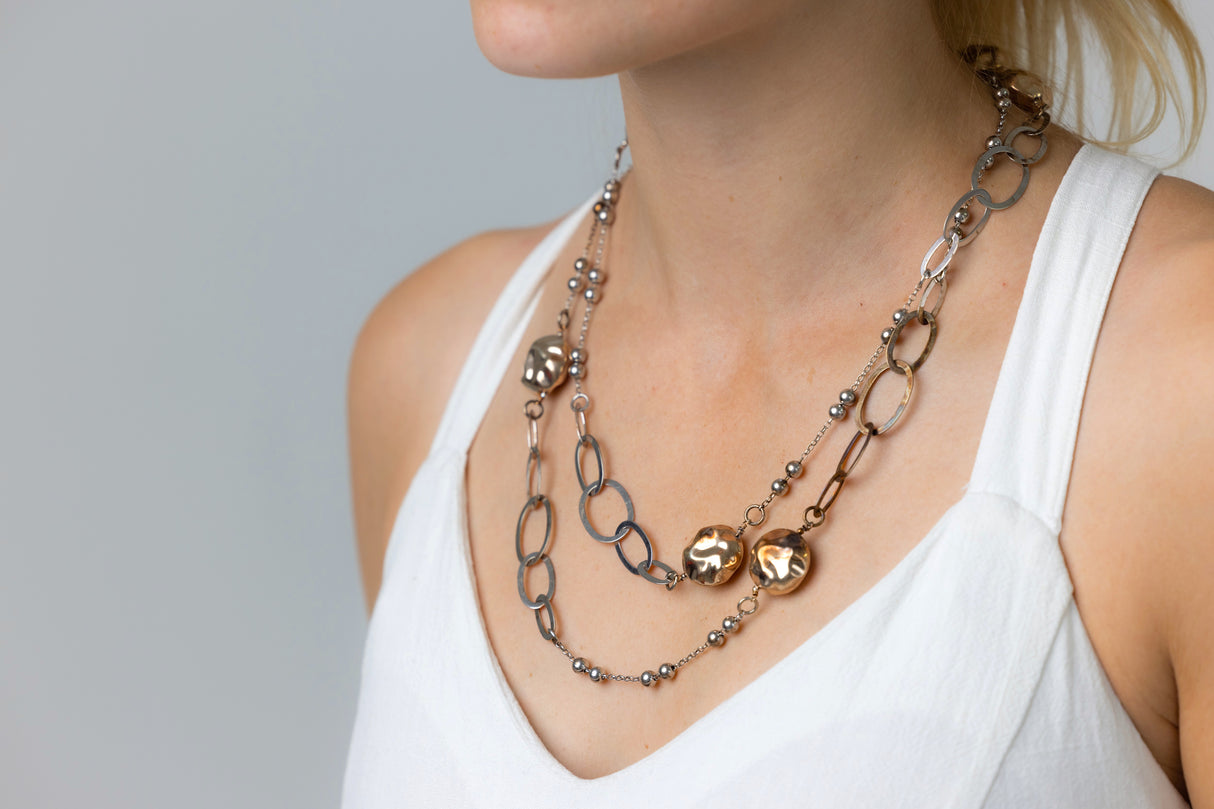 Vintage necklace | a stunning rose-coloured ball and long silver chain