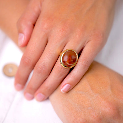 An Impressive Cabochon Agate Ring, Set in 18ct Gold